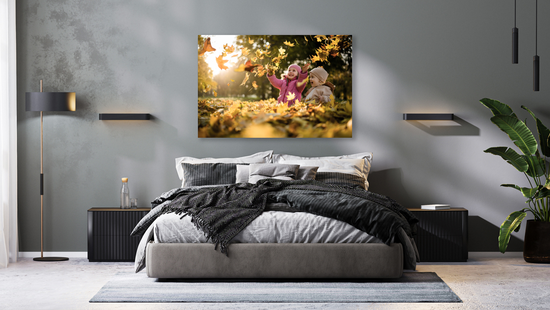 Foto op forex in een slaapkamer boven een bed